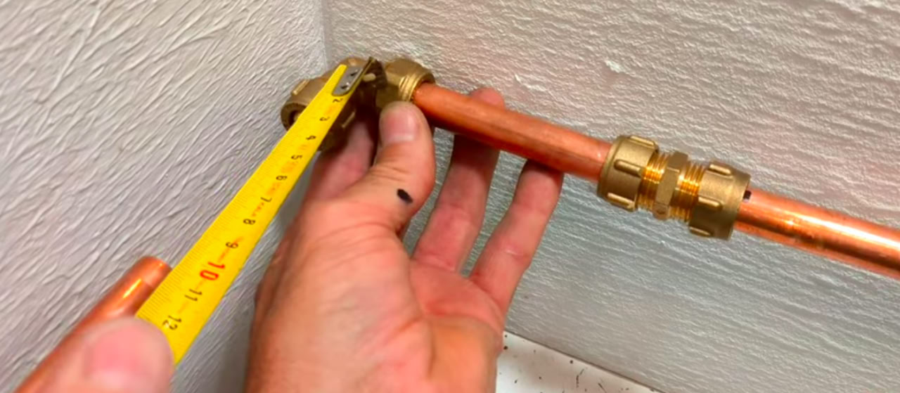 Fontanero profesional trabajando